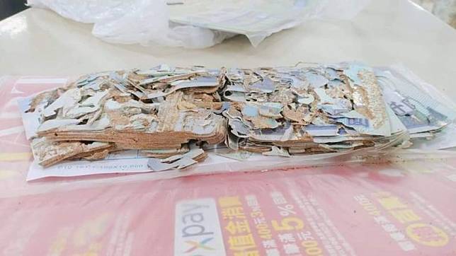 女網友收到一整疊嚴重毀損的千元鈔票，隨即開始玩起「高級拼圖」。（圖／翻攝爆廢公社公開版臉書）
