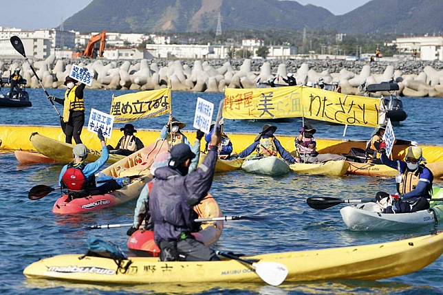 沖繩居民因不滿駐日美軍對當地環境破壞，甚至是對女子的性暴力及謀殺事件，齊聲發動反對美軍基地運動，推動駐日美軍離開沖繩地區。   圖：取自「X」@OliviaTasevski