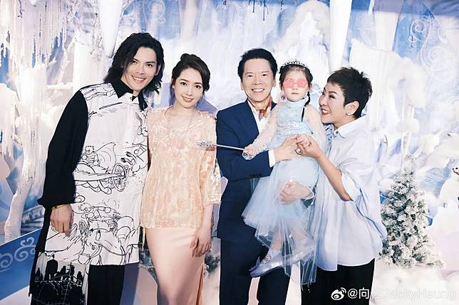 向太（右）非常疼愛媳婦郭碧婷（左二）。翻攝向佐微博