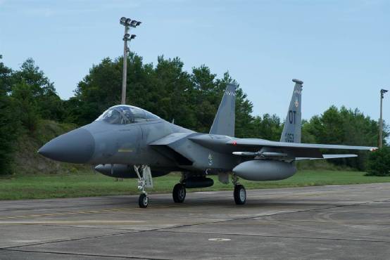 陸媒《新華社》宣稱有航空迷在沖繩嘉手納基地拍攝到駐日美軍的F-15C戰機掛載「軍團莢艙」(機腹下黑色圓柱體)。   圖：翻攝新華網