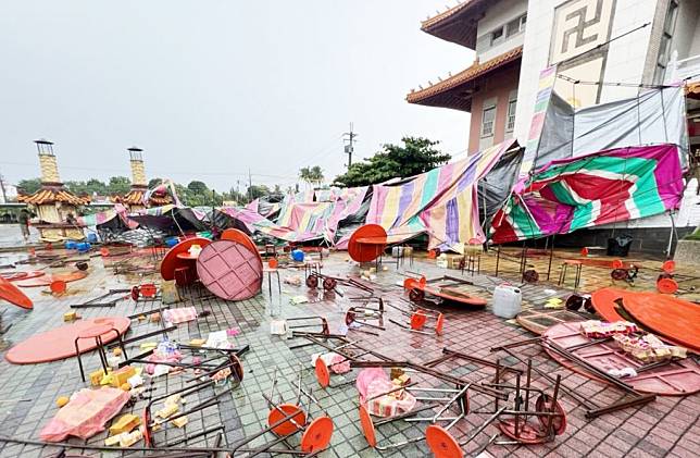 里港鄉公所中元普度法會棚架倒塌，供桌及祭品落地四散。（記者毛莉攝）