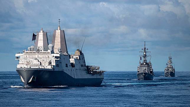 美軍「2021年全球大規模演習(LSGE 2021)」。海上操演部份，美國兩棲船塢運輸艦「紐奧良號(LPD-18)」、日本海上自衛隊驅逐艦「牧波號(DD-112)」與澳洲護衛艦「巴拉瑞特號(FFH-155)成縱隊一線前進。   圖：翻攝 U.S. Pacific Fleet推特