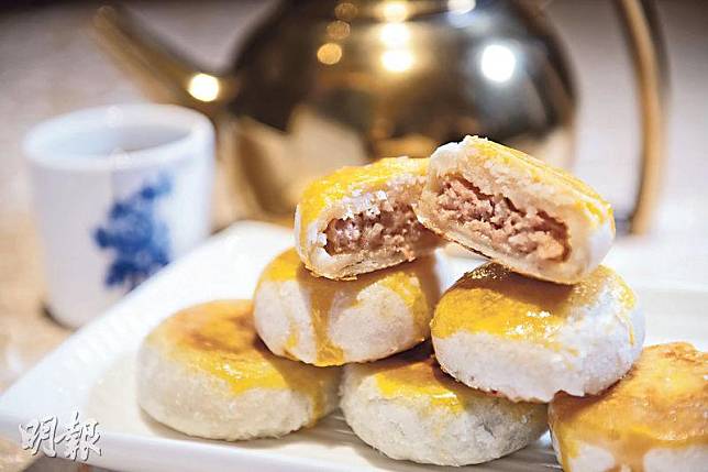 金滬蘇式月餅：用新鮮香嫩的豬腿肉作餡，外皮鬆化，輕輕咬一口，鹹鮮甘香，肉香四溢。（$288/6個）（朱安妮攝）