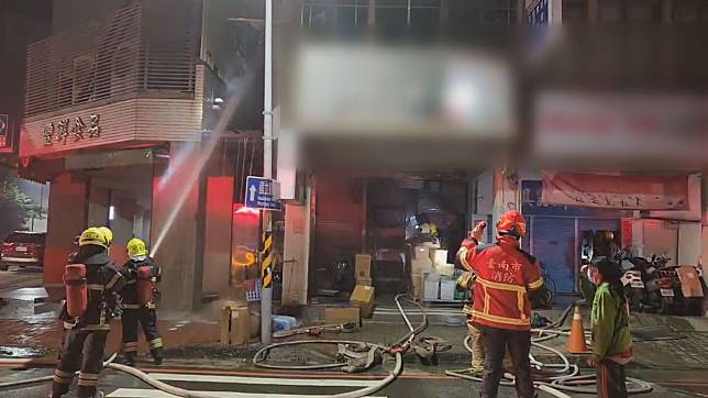 台南市中西區一家寵物店深夜傳出大火，店內也不斷傳出吠叫聲，令人不忍。（翻攝畫面）