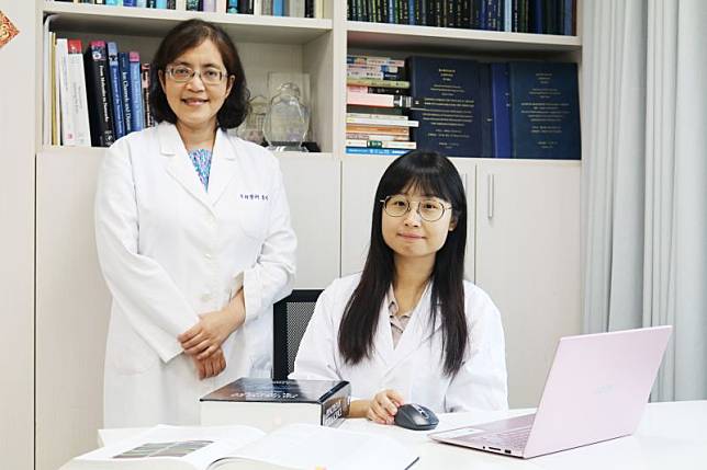 陽明交大生理所教授李怡萱（左）率領跨所師生與北市聯醫組成團隊，找出長新冠抗焦慮分子機制。