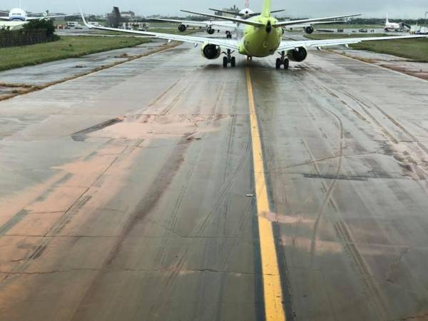機場跑道的坑洞超嚇人。(圖擷自臉書)