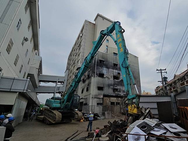 屏東東港安泰醫院去年10月發生大火，造成9人死亡，屏東縣政府調查發現醫院有大規模違建，今天上午展開違建拆除作業。（圖：屏東縣政府提供）