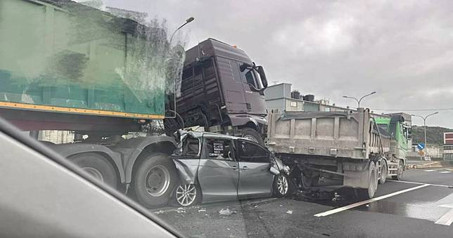 台61線嚴重車禍　小客車遭砂石車包夾「駕駛救出已無呼吸心跳」