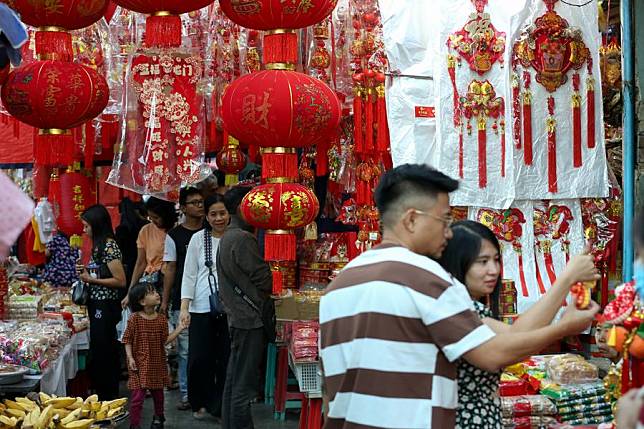 People select decorative items for the upcoming Chinese New Year at a shop in the Chinatown of Yangon, Myanmar, Jan. 18, 2025. (Xinhua/Myo Kyaw Soe)