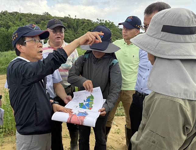 高雄市副市長林欽榮會同水土保持技師前往大樹區和山里光電開發案現場勘查。（圖：高雄市政府經發局提供）