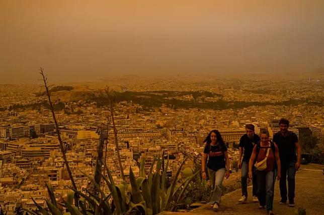 希臘雅典受到來自北非的沙塵暴影響，全城陷入一片橘色。（圖／美聯社／達志影像）