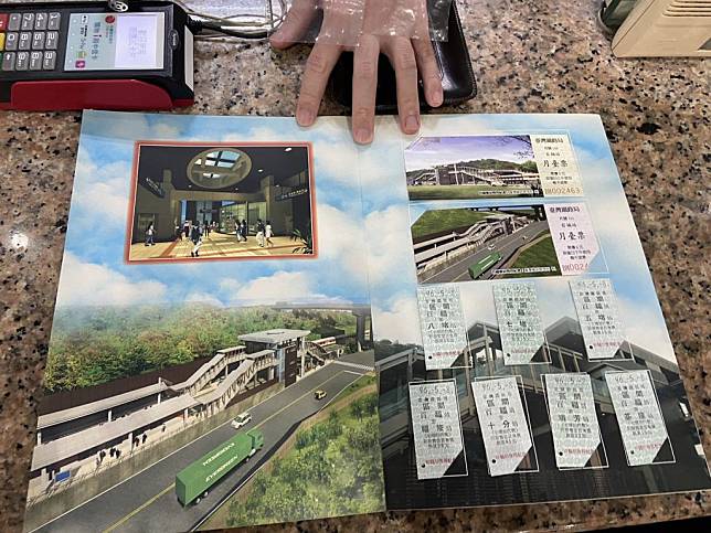 台鐵明年開始民營化，民眾到百福站搶買紀念火車套票。（記者張上耕攝）