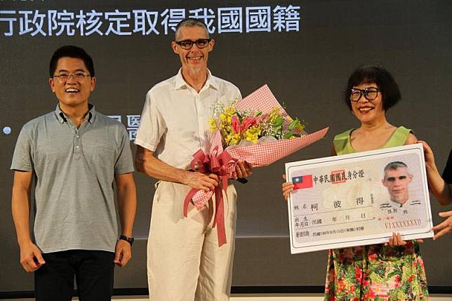 柯彼得在2017年終於如願得到台灣身分證，成為正港台灣人，享有一般台灣人的所有權利。（翻攝台東縣政府）