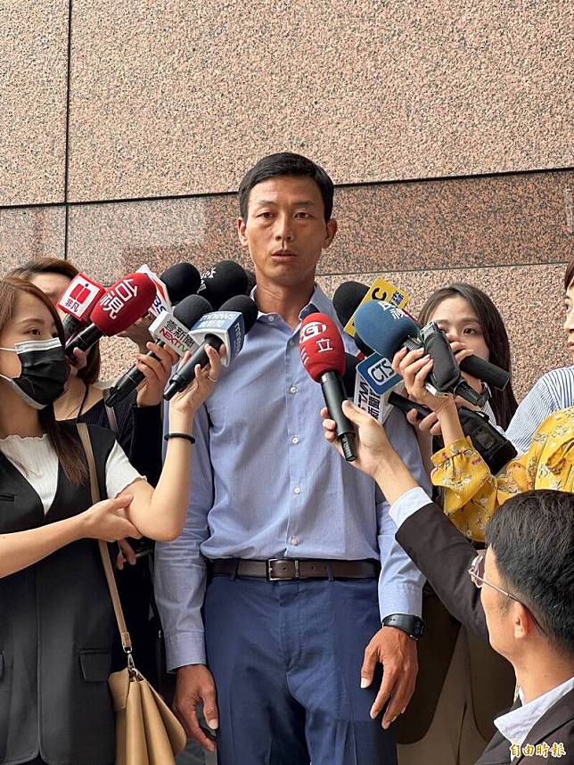 網球選手盧彥勳今受邀到民進黨中執會專案報告，並於會後受訪。(記者陳昀攝)