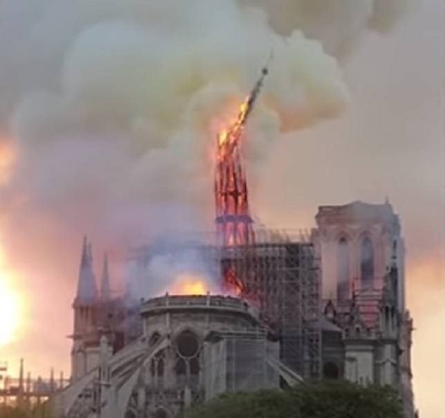 巴黎聖母院屋頂尖塔瞬間倒下震驚世人，如何重建引起各界關注。   圖：翻攝Youtube