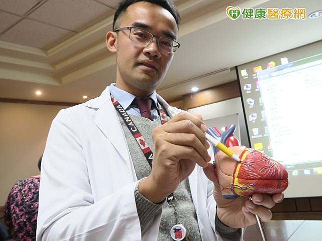 衛福部彰化醫院心臟內科醫師王彥翔指出心血管血栓之處。