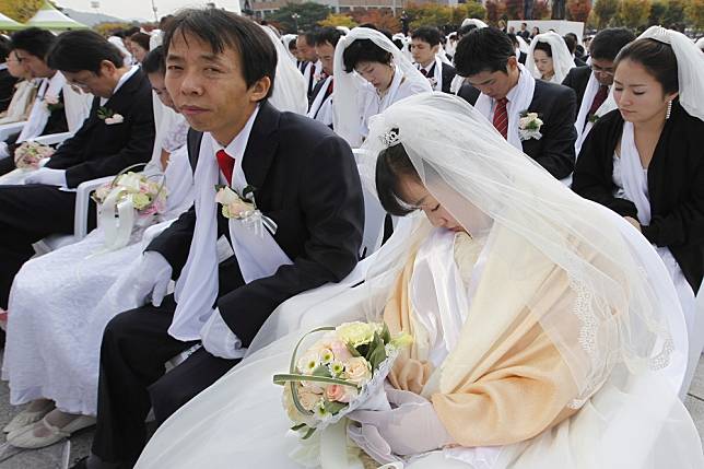 一場南韓聯合婚禮上，有新人在典禮過程中睡著。（湯森路透）