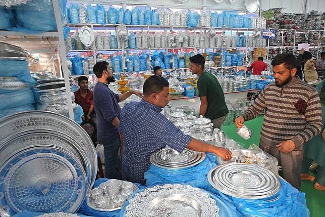 People buy tableware during the 29th Dhaka International Trade Fair in Dhaka, Bangladesh, Jan. 4, 2025. (Photo by Habibur Rahman/Xinhua)