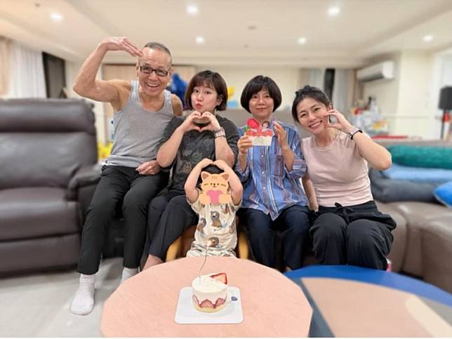 任媽(右二)還有Selina(左二)開心慶祝屬於母親的日子；前為小腰果。(翻攝自IG)