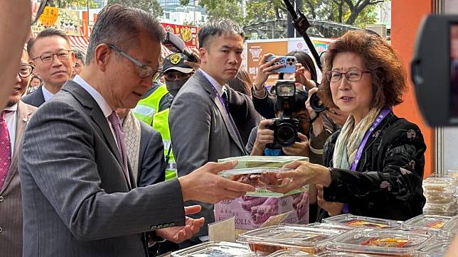 陳茂波選購蛋捲　王詩雅攝