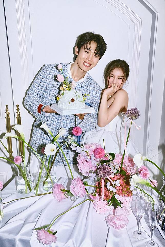 Ailee（右）與崔時訓2024年8月登記結婚，隔年4月舉行婚禮。翻攝IG@aileeonline
