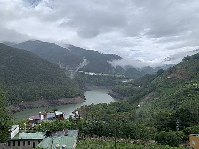 首波梅雨帶來降雨，德基水庫8日水位為1376.76公尺，較7日水位1375.95公尺，微幅上升，換算增加1天的生活用水。德基水庫目前停止放流發電，全面蓄水。（民眾提供）中央社記者趙麗妍傳真 112年5月8日  
