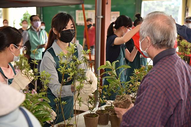 世界森林日種下原生樹，林務局贈苗響應熱烈。