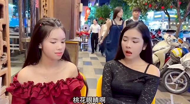 越南YouTuber於餐廳室外位置大讚丁丁靚女。