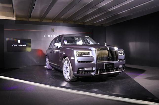 今年 5 月有車中之王稱號的 Rolls-Royce 帶來首款「全地形高底盤車輛」Cullinan，今(15)日正式在台灣亮相。
