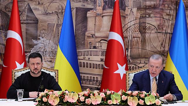 烏克蘭總統澤倫斯基（左）3月8日訪問土耳其，與土國總統艾爾段會談後舉行聯合記者會。路透社