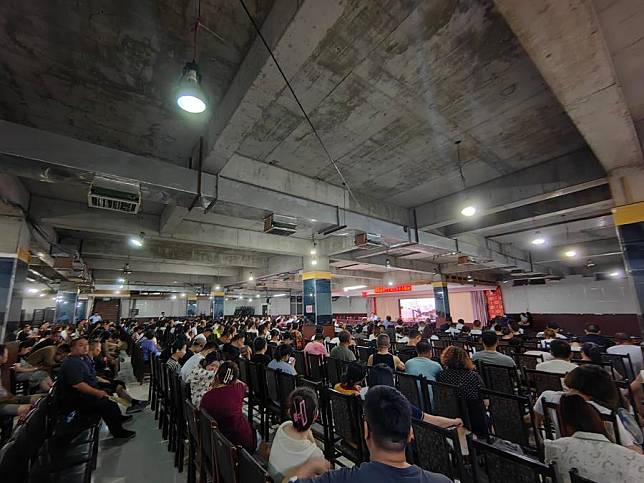 Villagers gather to discuss neighborhood issues at the meeting hall of Tayuanzhuang Village, Zhengding County, north China's Hebei Province, July 21, 2024. (Xinhua/Zhou Rui)