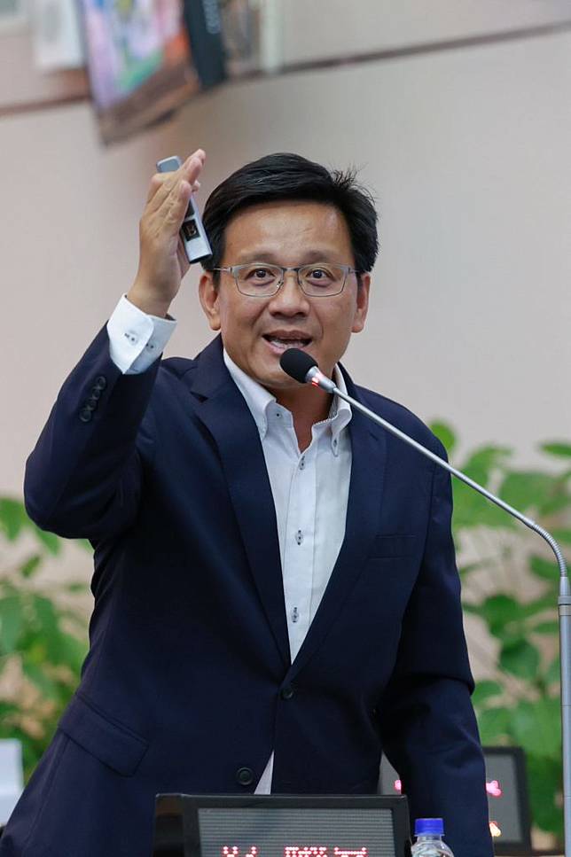 議員黃肇輝要求市府超前部署，將永康創意設計園區應「孵」成金雞蛋。 （記者林雪娟攝）