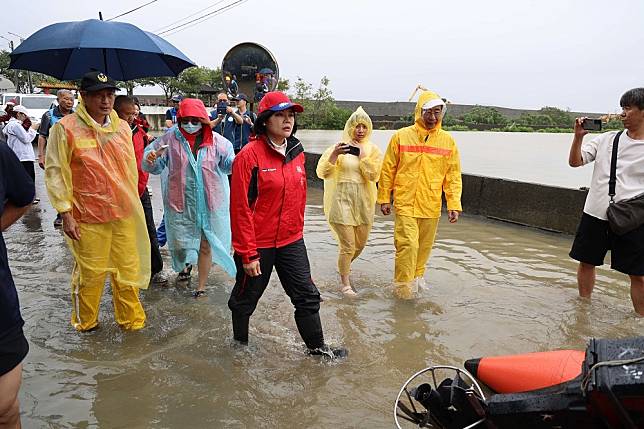 雲林縣長張麗善與鄉長林森寶關心大埤西鎮村淹水災情。（雲林縣政府提供）