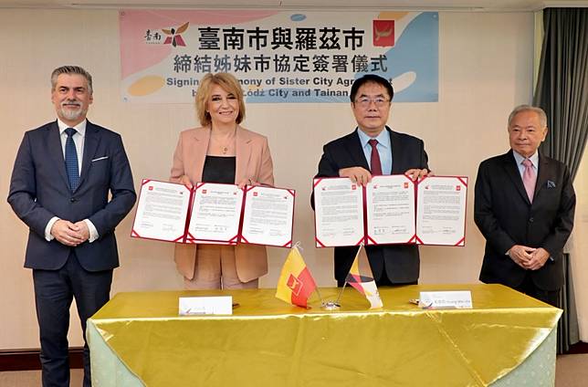 黃偉哲市長與茲丹諾夫斯卡(Hanna Zdanowska)市長代表正式締結為姐妹市。(台南市政府提供)