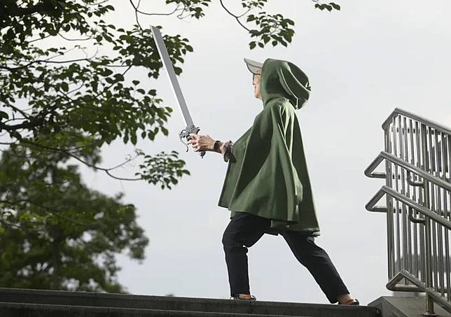 董女士不僅一起跟女兒看動漫，還會跟應女兒許願，打扮成兩人喜歡的《進擊的巨人》裡的角色。圖片來源 / 陳德信攝