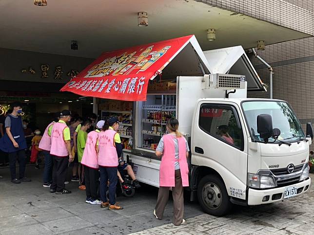 由台灣環保協會贊助的「行動柑仔店」專程開車上山 ，為八里愛心教養院生舉辦購物趣活動。（新北市社會局提供）
