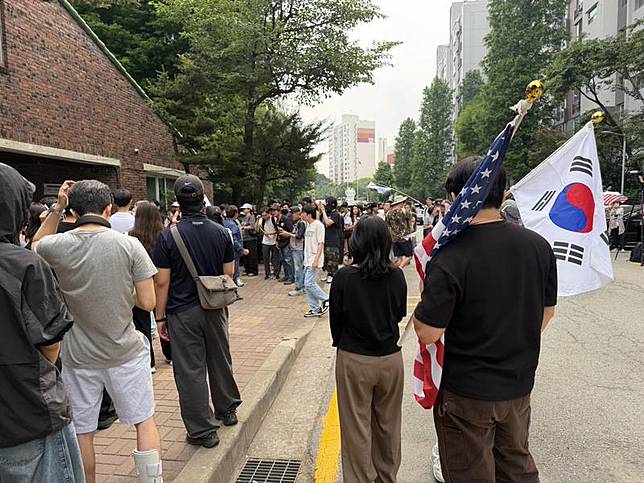 首爾市長選舉及韓國其他地方主要選舉結果底定，不 過因為選票不足爭議，4日在首爾松坡區蠶室7洞第2 投票所的票箱仍無法運出，示威群眾持續在門外阻擋 並主張選舉無效。 中央社