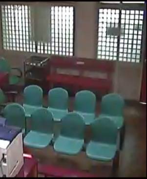 莊珂惠在彰化地檢署偵查庭內的公眾座椅上勘驗女性被告胸部及私處，監委認為嚴重損及被告權益。   圖：監察院提供