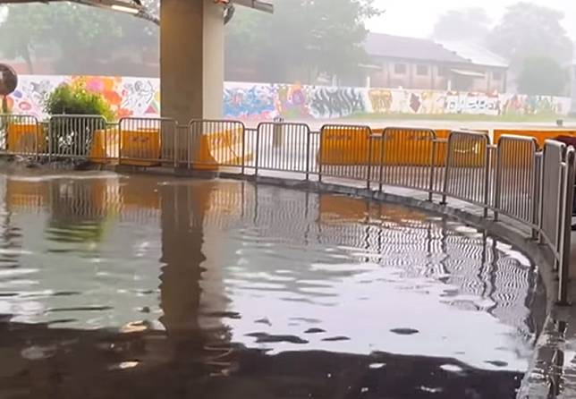 台中今日下起大雷雨，多處發生淹水災情，圖為台中車站公車道淹水。（翻攝臉書爆料公社）