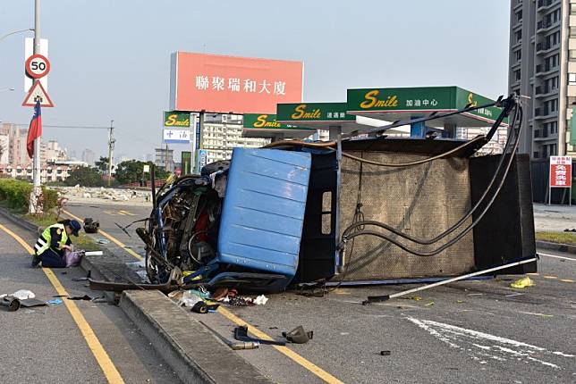 台中市短短3天，發生3起重大車禍，導致4人死亡、9人輕重傷，圖為今天的拖板車肇事車禍，貨車內的一對夫慘遭撞死。(記者張瑞楨翻攝)