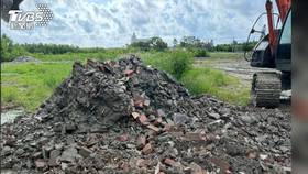 檢警環聯手查緝非法營建廢棄物掩埋場。（圖／TVBS）