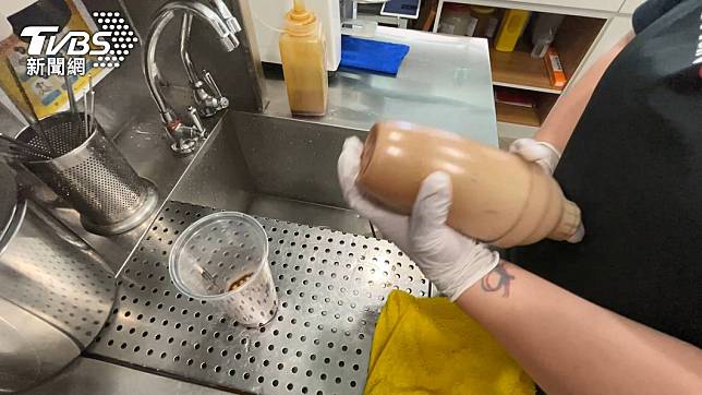 新北市衛生局針對飲冰品，檢驗腸桿菌科等共52件產品。（圖／TVBS）