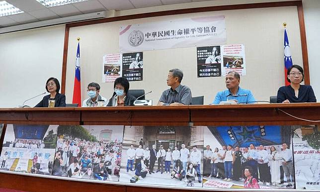 台南殺警案、高雄師鐸獎教師命案、土城毒駕殺警案、校園割喉案遺屬，今日在立法院召開記者會，嚴正抗議司法背棄社會期待。(記者林欣漢翻攝)