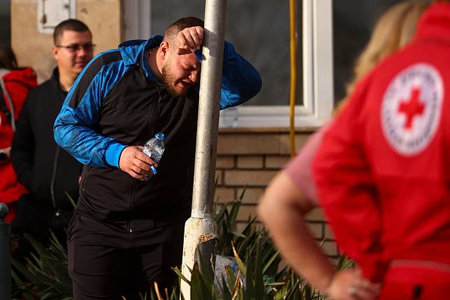 ชายคนหนึ่งร้องไห้อยู่นอกโรงพยาบาลในเมืองโคคานี ในประเทศมาซิโดเนียเหนือ หลังเกิดเพลิงไหม้ครั้งใหญ่ในไนท์คลับเมื่อเช้าตรู่ของวันอาทิตย์