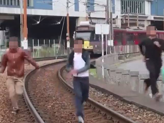三印青年闖入輕鐵路軌。影片截圖