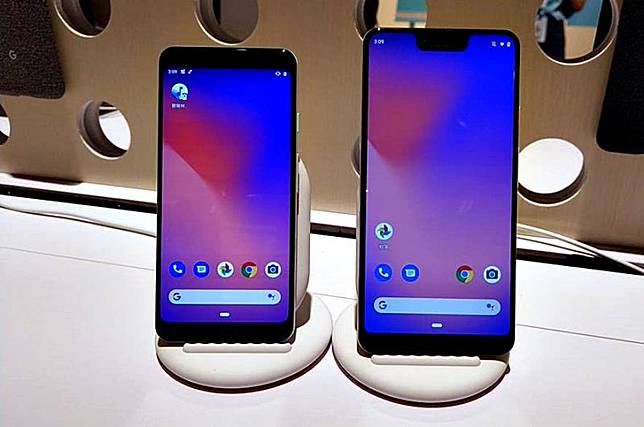 右為6.3吋的Google Pixel 3 XL；左為5.5吋的Pixel 3。(圖記者劉惠琴攝)