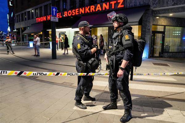 挪威奧斯陸一家夜店25日爆發槍擊案，警方封鎖現場。路透社
