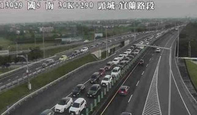 事故發生後，國5宜蘭端北上車道車輛大排長龍。(取自高公局即時影像)