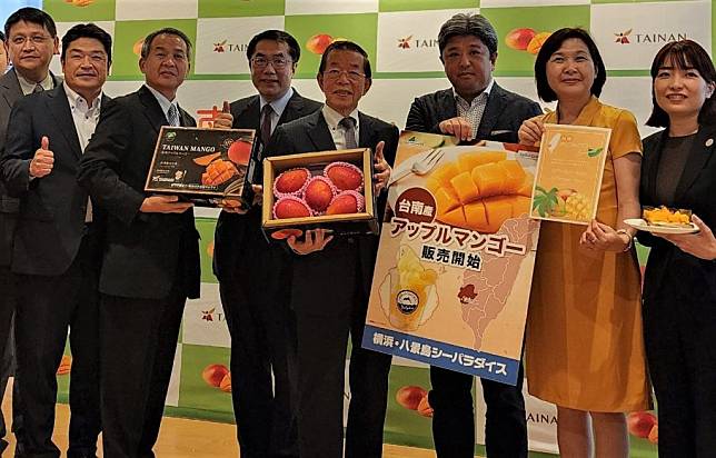 台南市長黃偉哲等人行銷台南芒果，受到日本通路商的熱情歡迎。（農業局提供）