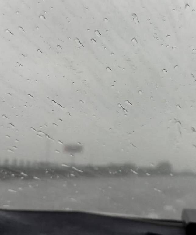 有民眾被狂風暴雨吹到車打滑。（圖／翻攝自Threads「jie12100」）